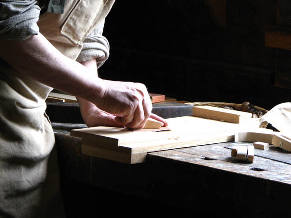 Ofrecemos un servicio de <strong>carpintería  de madera y ebanistería en Aldeanueva del Camino</strong> adaptado a las necesidades del <strong>cliente</strong>.